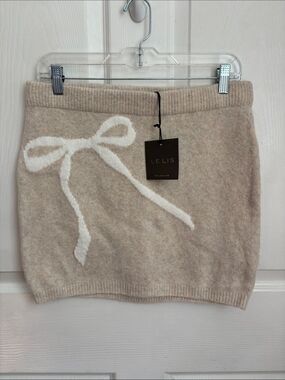 New NWT Le Lis Beige Knit Mid Rise Mini Skirt with Cream Bow Accent Size Large